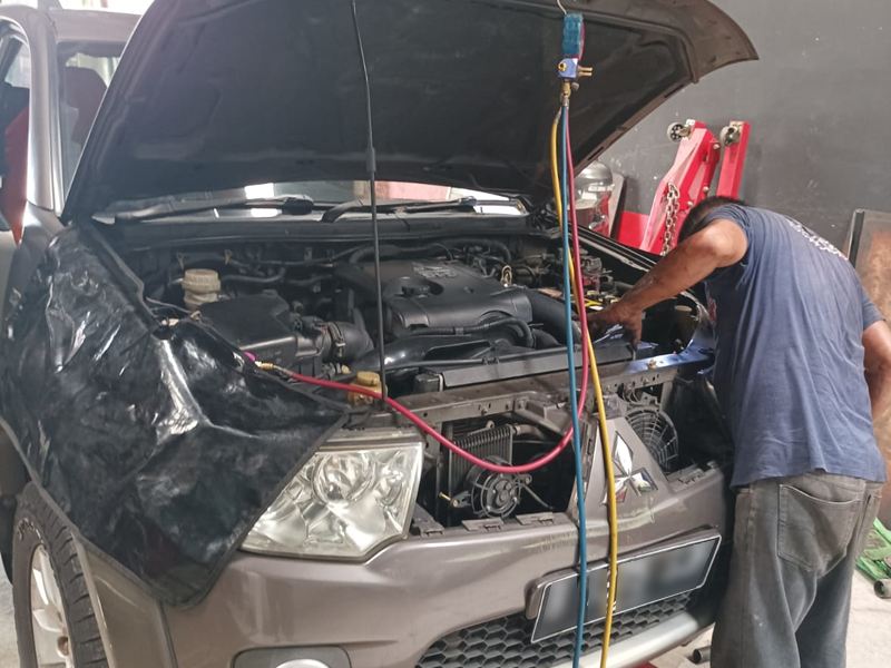 Teknisi Bekerja