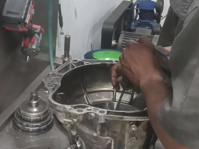 Mekanik Autogo Sedang Berkerja